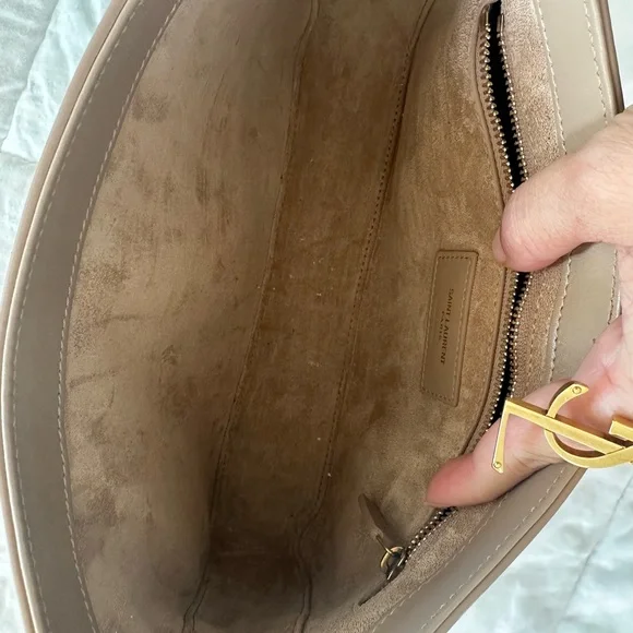 Yves Saint Laurent Le 5 A 7 Tan Shoulder Bag with Gold Logo - Picture 3 of 6